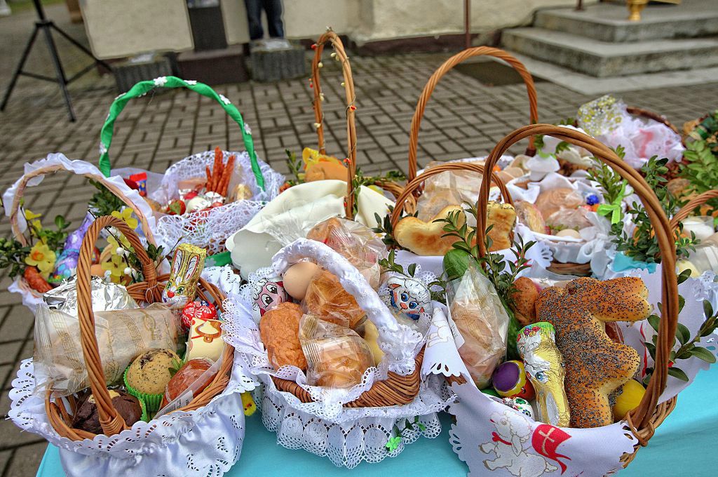 Święcenie wielkanocnych pokarów [fot. Artur Widak/NurPhoto via Getty Images]