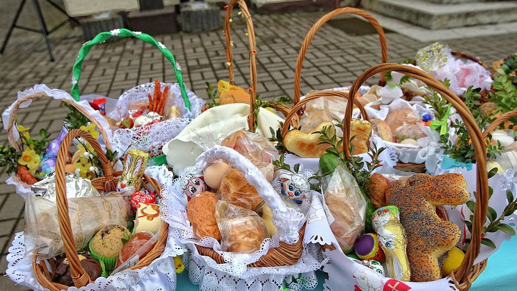 Święcenie wielkanocnych pokarów [fot. Artur Widak/NurPhoto via Getty Images]