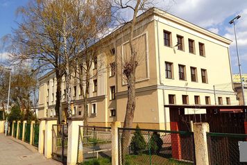 Toruń. Szkoła przy Bema ma zmienić się w poradnię. Rozpoczęto przygotowania pod przebudowę budynku