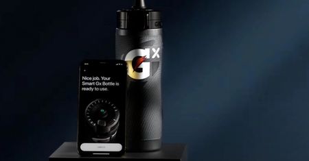 Wciąż pijesz z „głupiej” butelki? Ta ma LED-y, Bluetootha i coś jeszcze