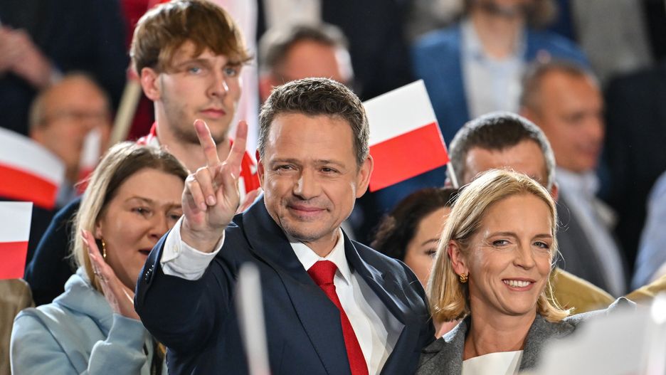 Sandomierz, 18.05.2025. Wybory prezydenta RP - I tura. Kandydat KO w wyborach prezydenckich, prezydent Warszawy Rafał Trzaskowski (C) z żoną Małgorzatą (P) w sztabie wyborczym w Hali Sportowo-Widowiskowej MOSiR w Sandomierzu, 18 bm. Zakończyło się głosowanie w I turze wyborów prezydenta RP. (mr) PAP/Piotr Polak