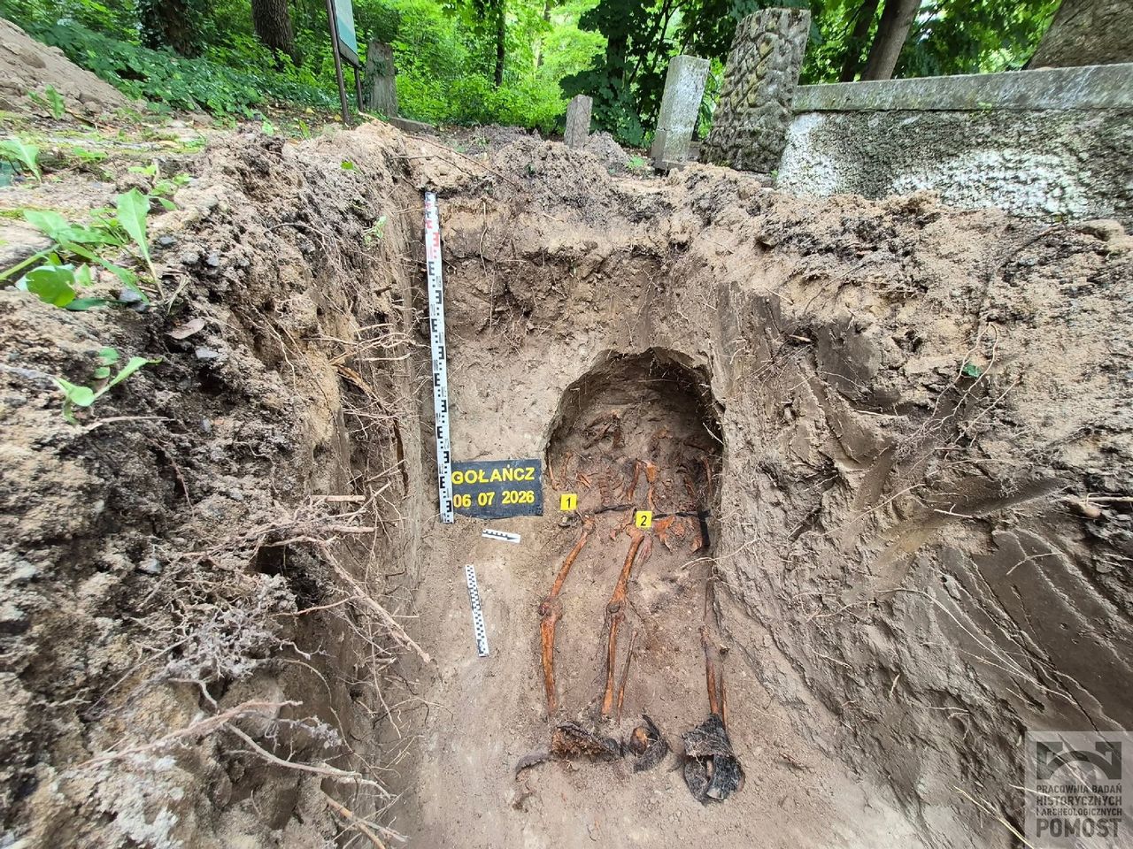 Zapomniany cmentarz odsłania swoją historię. Znaleziono szczątki żołnierzy