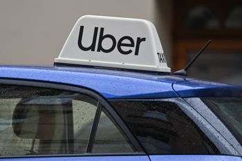 Nawet 13 tys. zł. Ujawniła, ile zarabia kierowca Ubera
