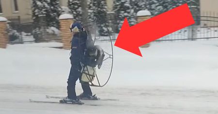Jechał ulicą na nartach z silnikiem na plecach. Policja zabrała głos