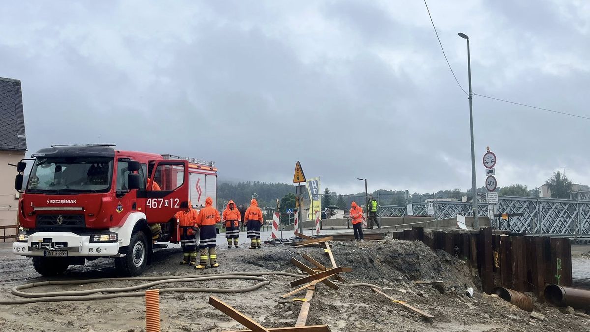 Tak wyglądają okolice mostu remontowanego od powodzi w 2024r