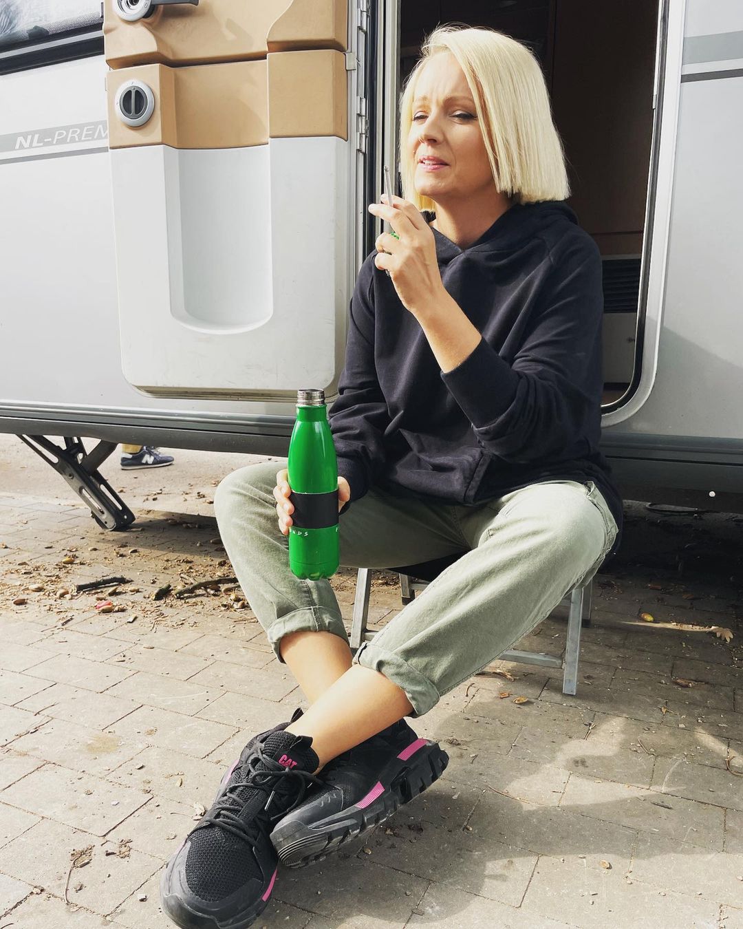 Dorota Szelągowska raczy się papierosem