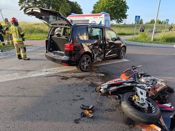 Pomorskie. Wypadek w Nieżywięciu. Dwie osoby w szpitalu po zderzeniu z osobówką