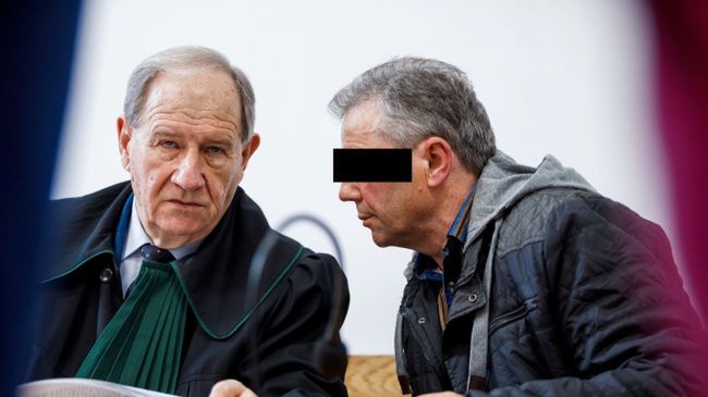 Oskarżony Jerzy B. oraz obrońca mec. Stanisław Zdanowski na sali rozpraw Sądu Rejonowego w Lubartowie