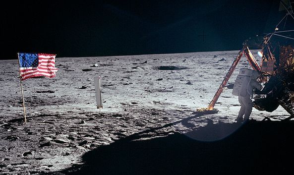 Dlaczego Armstrong nie szalał na Księżycu?