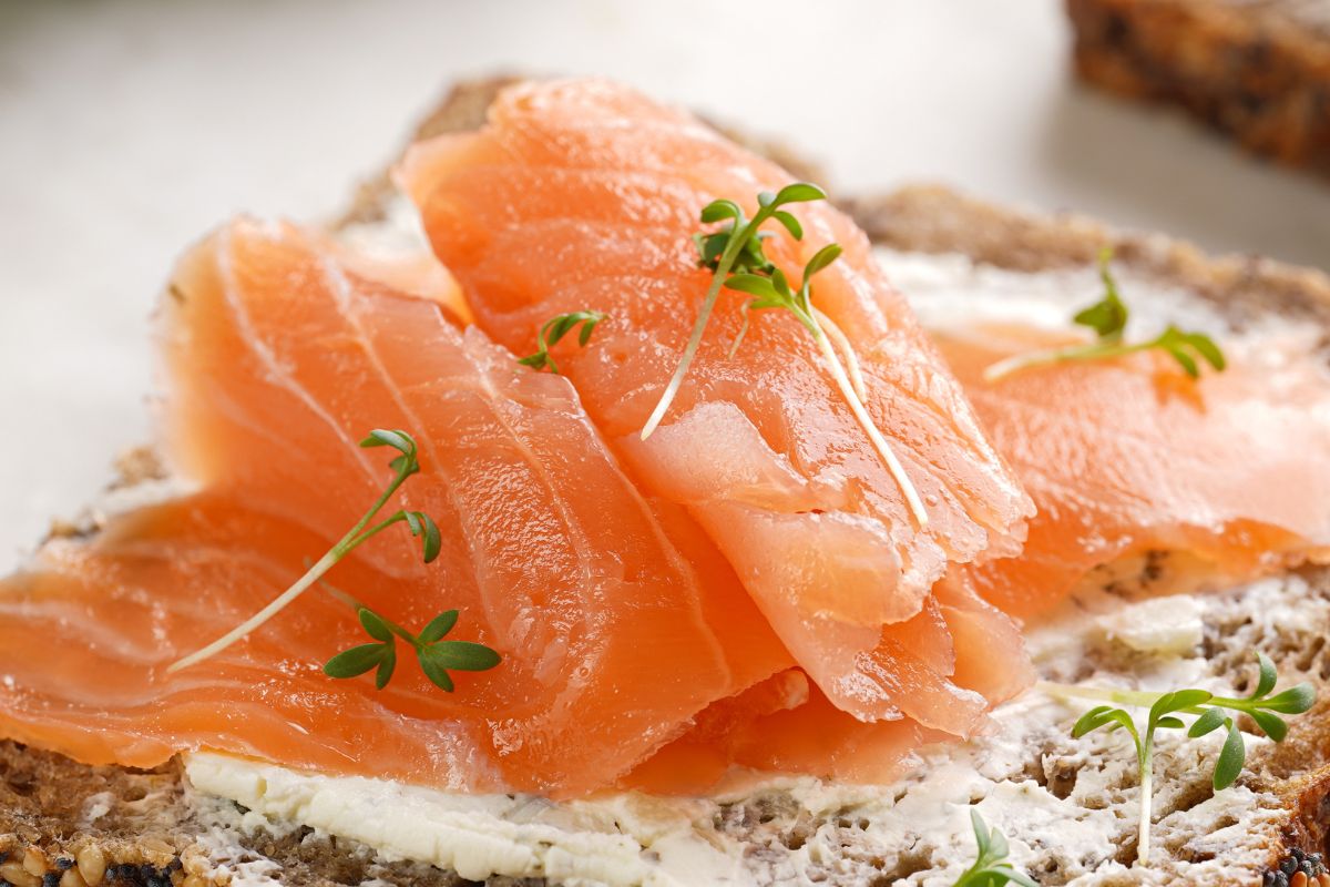 Polacy chętnie jedzą na kanapkach. W sklepach pojawiła się partia z niebezpieczną bakterią