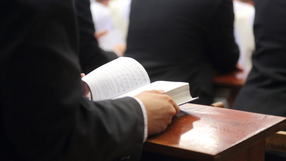 Śpiewnik z pieśniami kościelnymi w rękach alumna seminarium