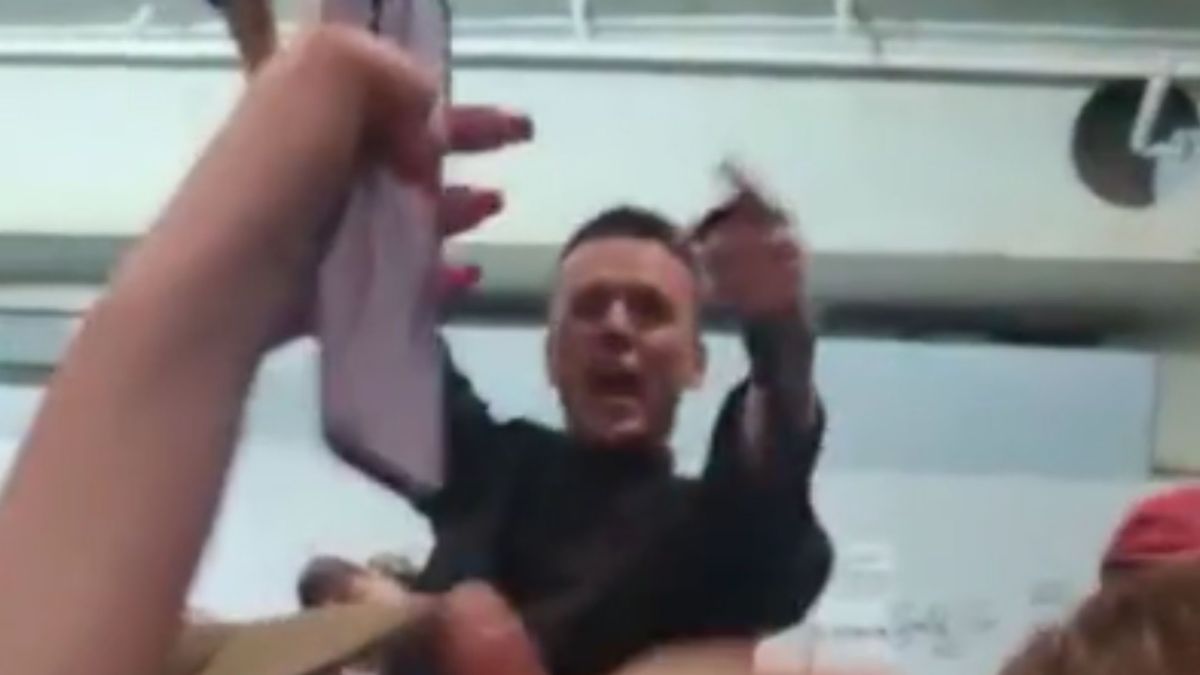 Ksiądz Rafał Główczyński urządził imprezę pod... mostem