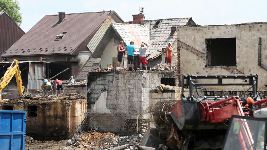 Nowa Biała, 22.06.2021. Trwa sprzątanie pogorzeliska w Nowej Białej (pow. nowotarski), 22 bm. Pożar, który wybuchł w Nowej Białej 19 bm., uszkodził 25 budynków mieszkalnych, w których mieszkało 27 rodzin - w sumie ponad 100 osób. (mr) PAP/Grzegorz Momot