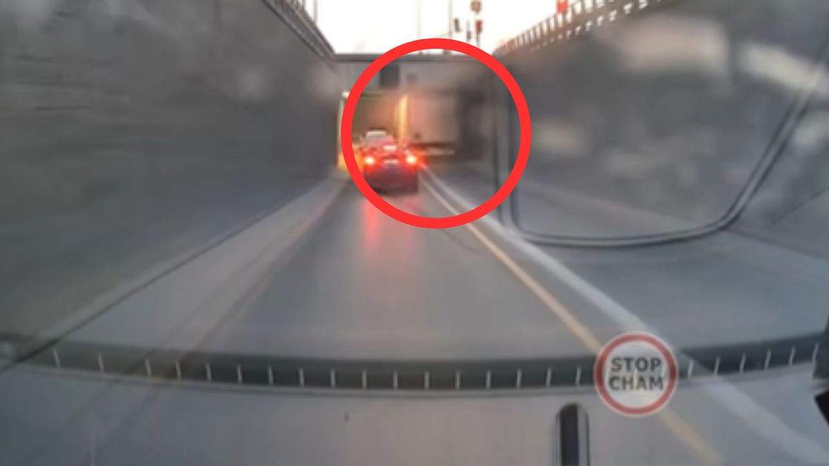 Ciężarówka zablokowała ruch w Warszawie.