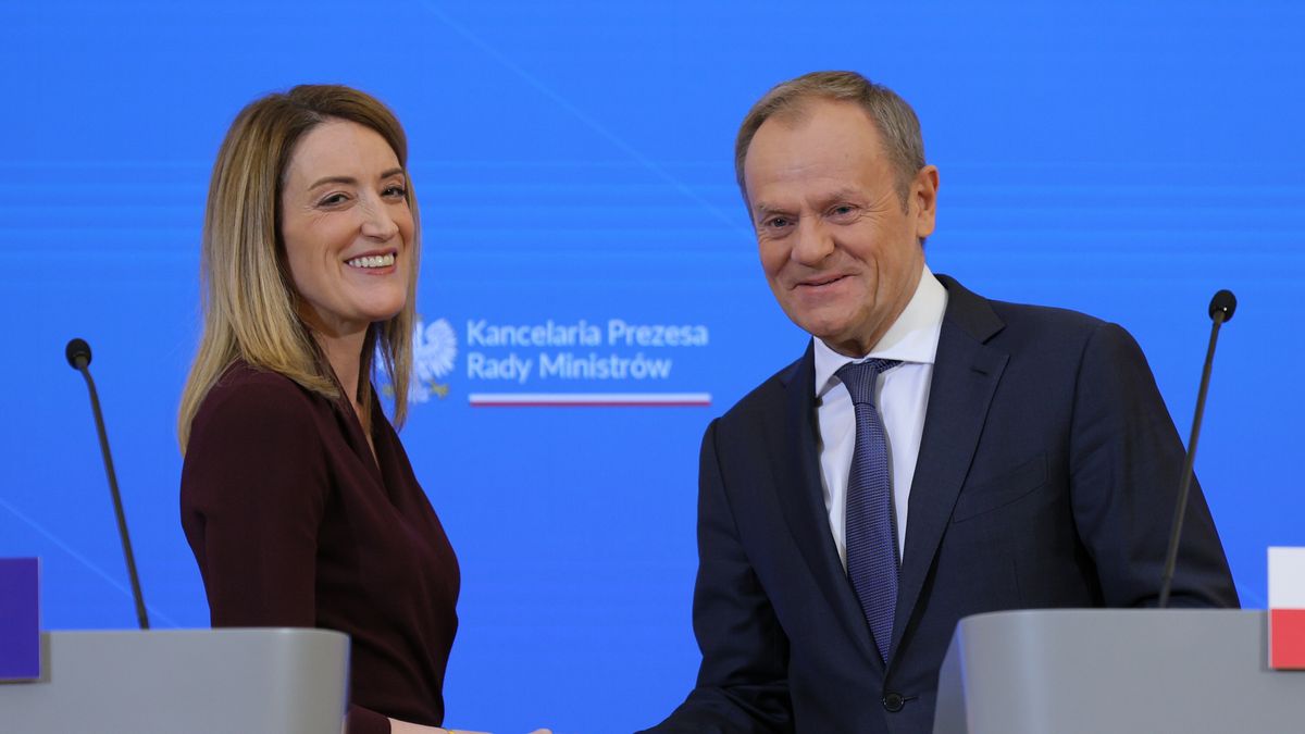 Warszawa, 15.02.2024. Szefowa PE Roberta Metsola (L) oraz premier Donald Tusk (P) podczas oświadczenia dla mediów po spotkaniu w siedzibie Kancelarii Prezesa Rady Ministrów w Warszawie, 15 bm. (jm) PAP/Paweł Supernak