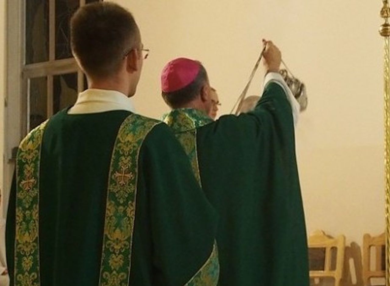 Oszuści podszywają się pod biskupa. Wrocławska kuria ostrzega