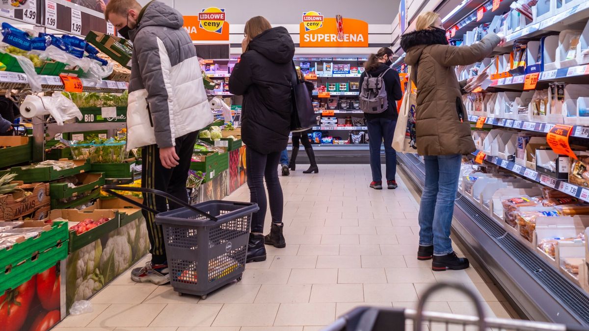 Stock ArZifot: Arkadiusz Ziolek/ East News.    n/z Wozek sklepowy z zakupami.ARKADIUSZ ZIOLEK