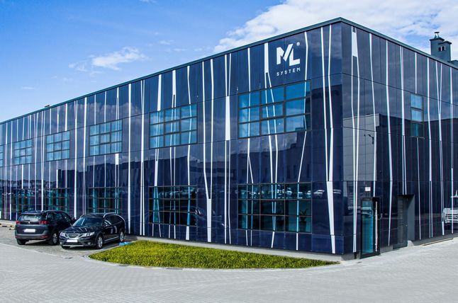 Budynek siedziby firmy, w którym zaimplementowane są szyby QGLASS produkcji ML System