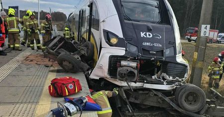 Szokujący wypadek na torach. Z busa nic nie zostało