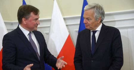 Unijny komisarz ds. sprawiedliwości w Polsce. Spotkał się z Banasiem i Ziobrą