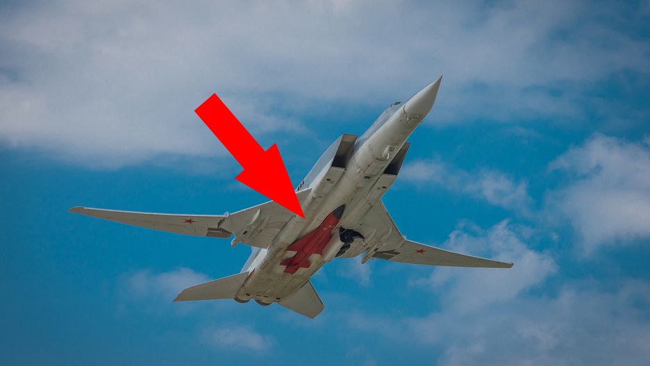 Samolot Tu-22M z podwieszonym pociskiem Ch-22