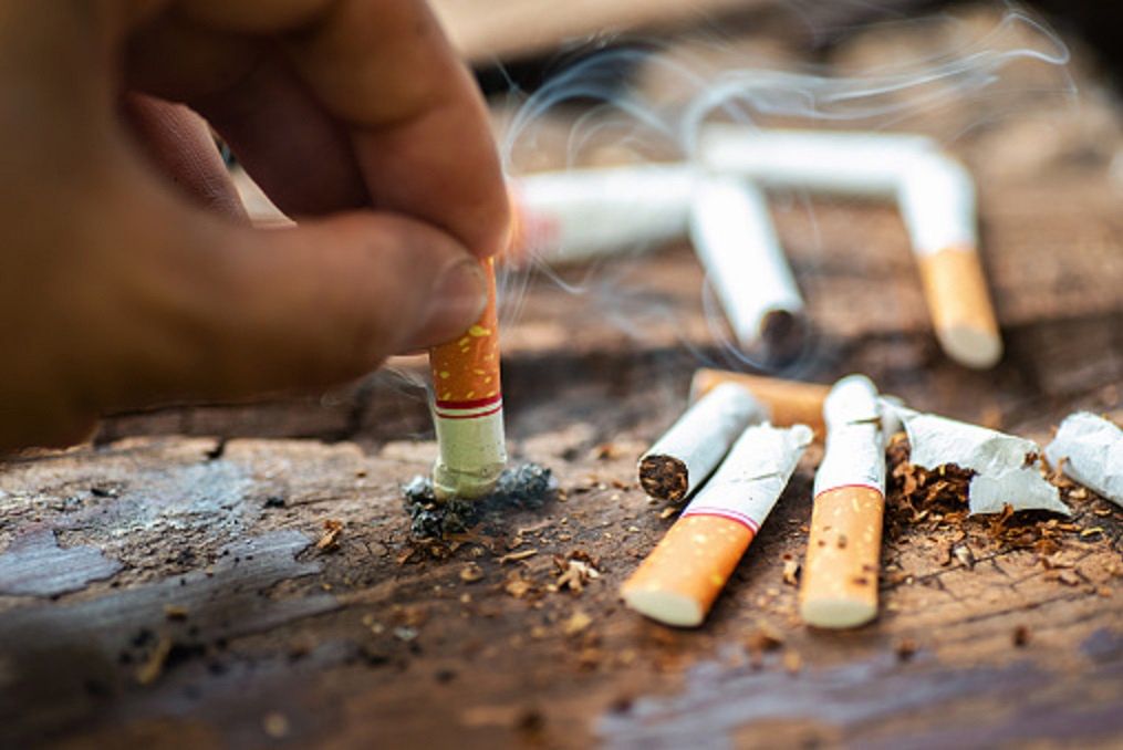 Podgrzewacze tytoniu mniej szkodliwe niż papierosy. Ale to tylko "mniejsze zło". Eksperci wyjaśniają