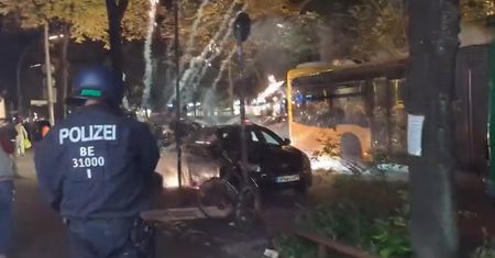 Ogień na ulicach Berlina. Zwolennicy Hamasu po wybuchu w szpitalu
