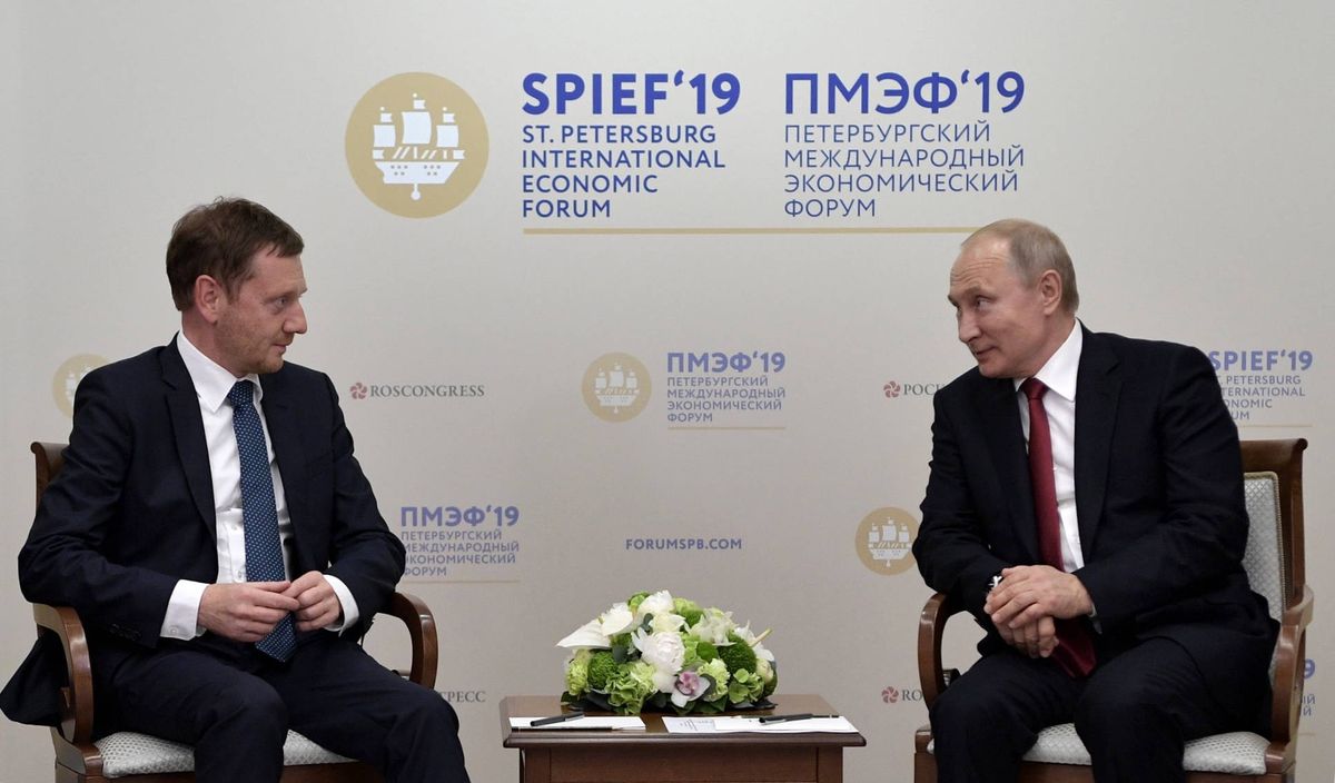 Premier Saksonii Michael Kretschmer i Władimir Putin podczas forum gospodarczego w Petersburgu w 2019 r.