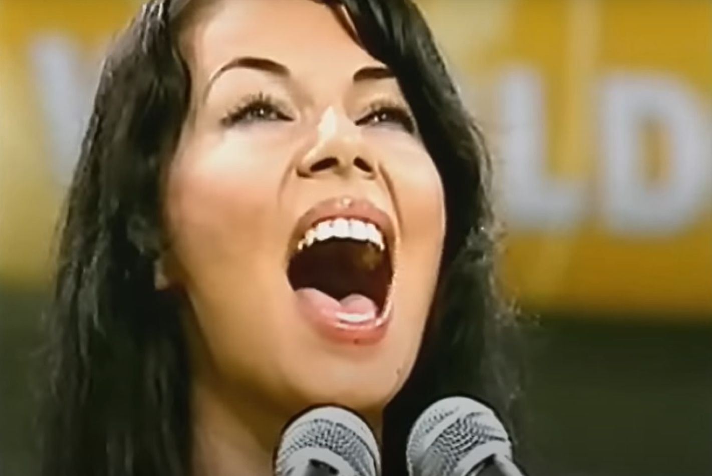 Edyta Górniak śpiewa hymn polski w Korei w 2002 r.