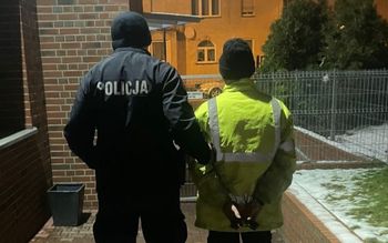 Stała z córeczkami za autobusem. Nagle poczuły uderzenie