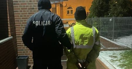 Stała z córeczkami za autobusem. Nagle poczuły uderzenie