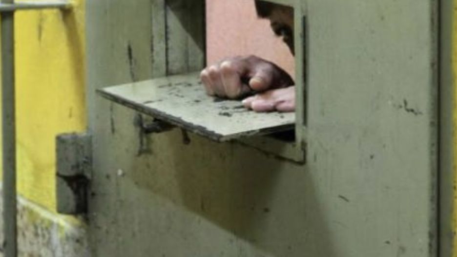 W więzieniach Emiratów Arabskich panują ciężkie warunki odbywania kary, najgorzej jest w  Al Rezin, zwanym "Guantanami EA" 
