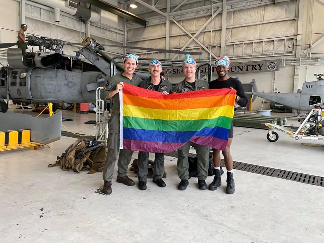 Pierwsza w pełni homoseksualna załoga amerykańskiego śmigłowca. Żołnierze pokazali poczucie humoru i dumę