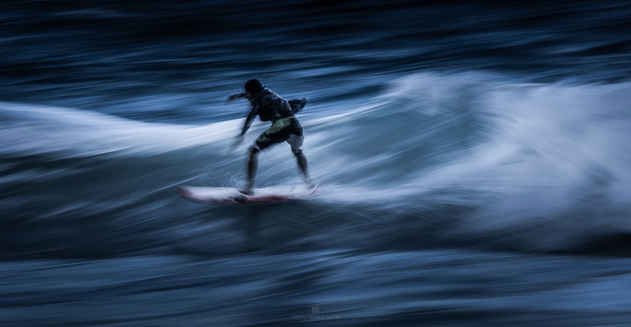 Artystyczne podejście do fotografowania surferów przy wykorzystaniu długich czasów ekspozycji 2