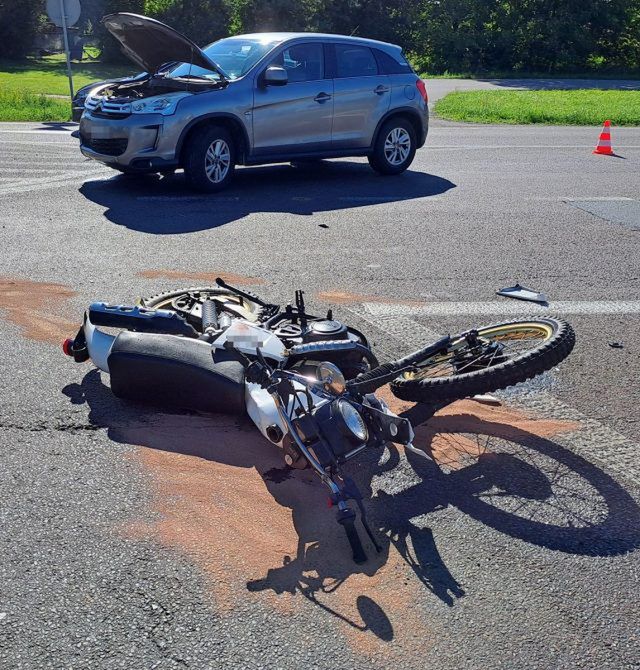 Poważny wypadek z udziałem motocyklisty. Mężczyzna trafił do szpitala (zdjęcia)