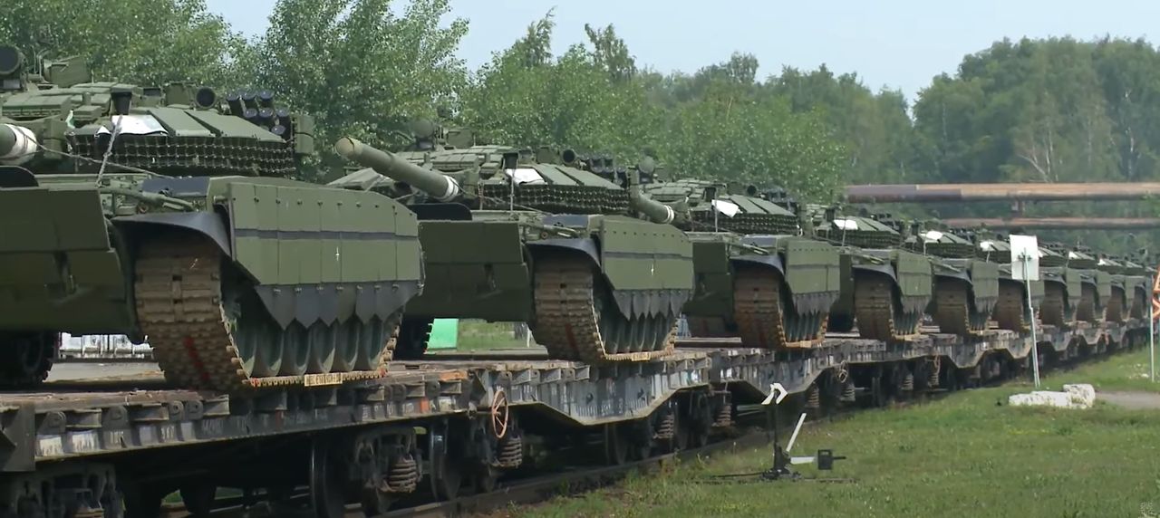 Dostawa rosyjskich czołgów na front.