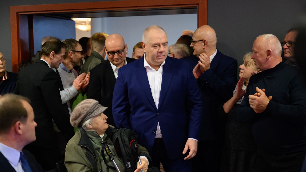 Poznań, 28.01.2024. Poseł PiS Jacek Sasin (C) podczas spotkania z mieszkańcami w ramach akcji "Bądźmy Razem", 28 bm. w hotelu Mercure w Poznaniu. (sko) PAP/Jakub Kaczmarczyk