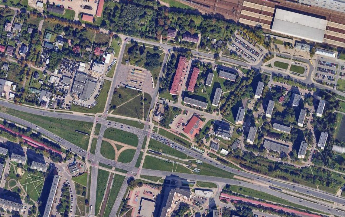 Rondo Inwalidów z widoczną w prawym górnym rogu stacją Łódź Widz