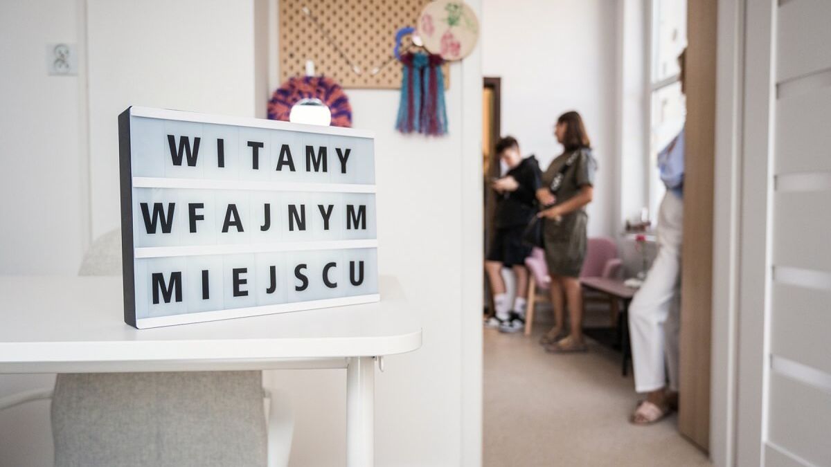 napis witamy w fajnym miejscu