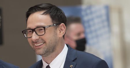 Prezes Orlenu adoptował psa ze schroniska. Internauci: "Żenada"