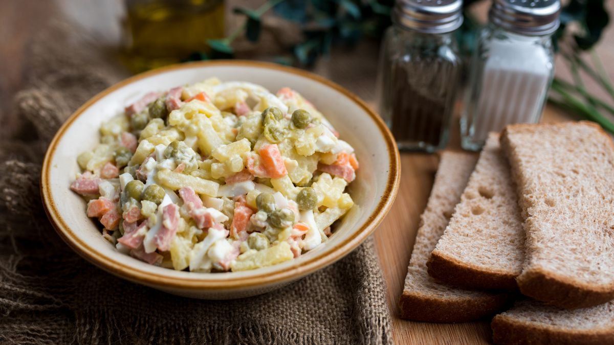 Ile może stać sałatka jarzynowa, żeby nie groziła nam zatruciem pokarmowym? To zależy