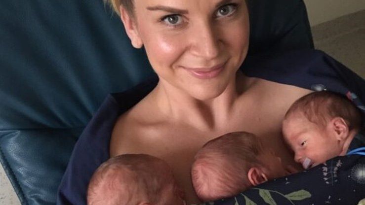 Mama i jej trójka nowo narodzonych dzieci