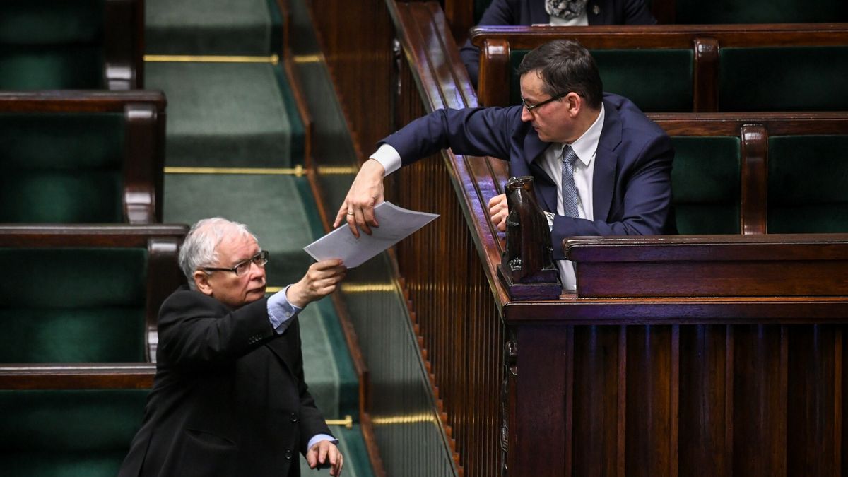 Specjalne 9. posiedzenie Sejmu
08.04.2020 Warszawa Sejm Specjalne 9. posiedzenie Sejmu IX kadencji   fot Jacek Dominski/REPORTER
n/z: Jaroslaw Kaczynski, Mateusz Morawiecki
Jacek Dominski/REPORTER