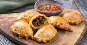Na imprezę podaj chrupiące empanady z wołowiną. To prawdziwy frykas