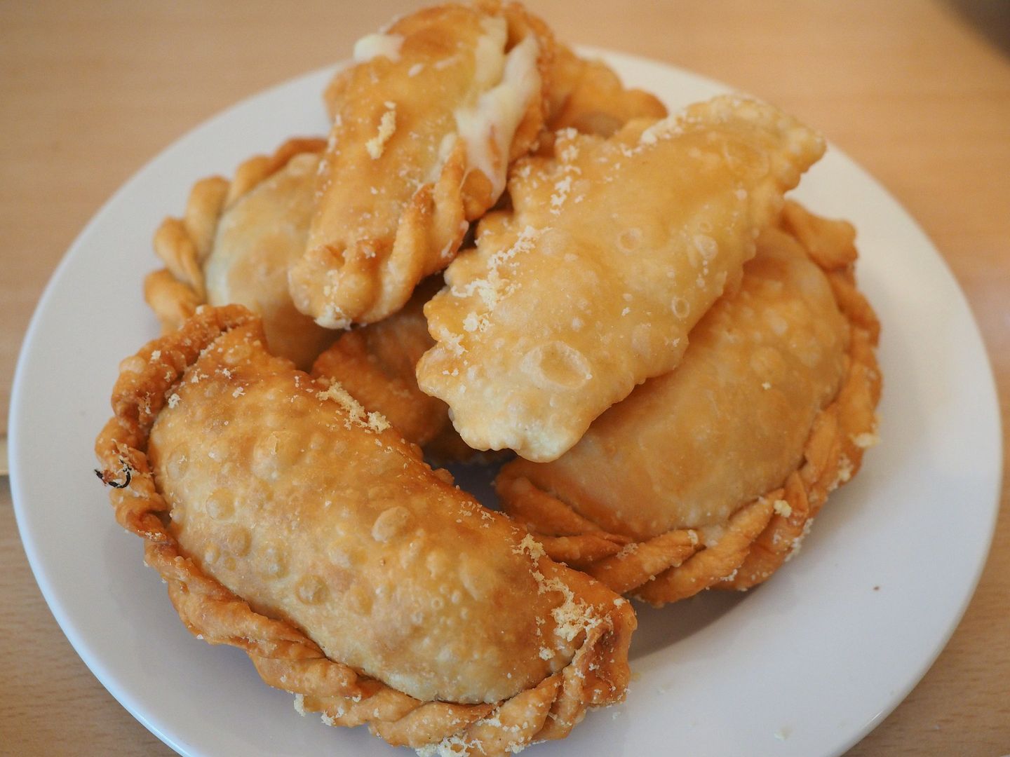 Pierożki kebabowe to nic innego, jak ciasto drożdżowe z warzywno-mięsnym farszem