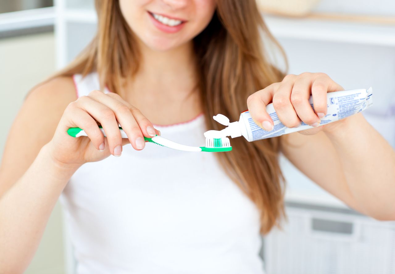 Moczysz szczoteczkę przed myciem zębów? Popełniasz błąd
