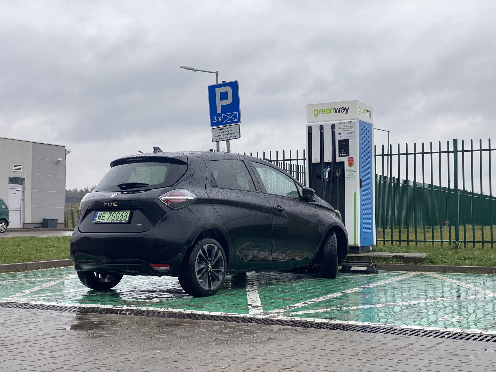 Renault Zoe – test zasięgu przy 0 proc. baterii. Ładowanie samochodu elektrycznego.