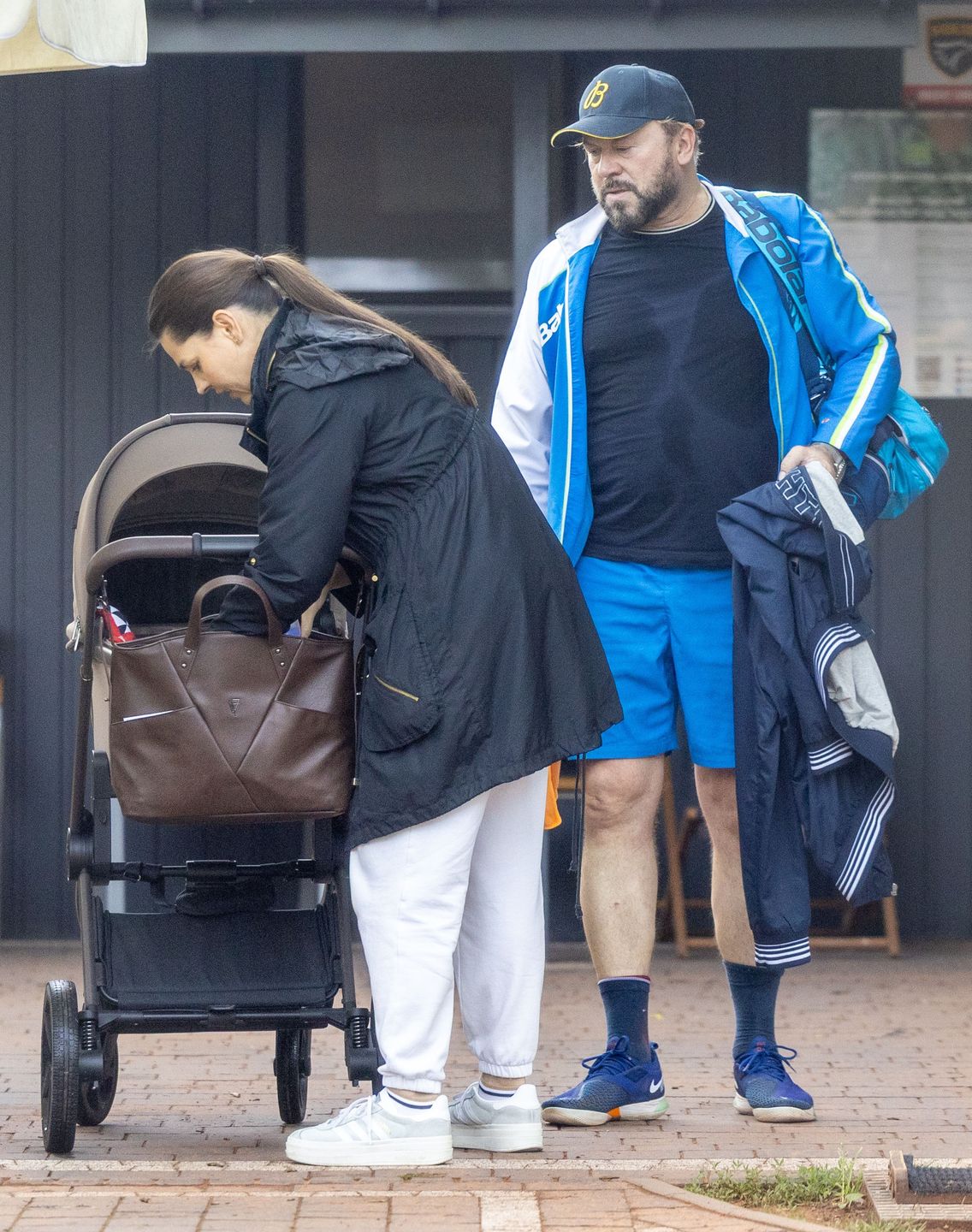 Michał Milowicz spaceruje z synem i młodszą o 13 lat ukochaną 