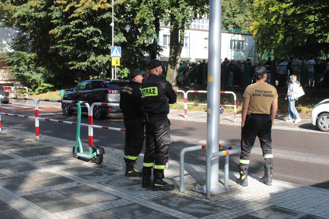 Koszalin: Ćwiczenia w V Liceum Ogólnokształcącym. Próbna ewakuacja