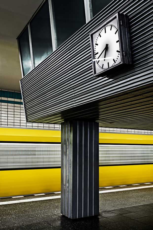 Rocznie U-Bahn obsługuje 500 milionów pasażerów. Każda ze 173 stacji jest unikalna i zawiera w sobie architektoniczne elementy z otoczenia. Fotograf postanowił sfotografować U-Bahn bez ludzi, którzy mogli zakłócać odbiór formy, kolorów i wzorów. Jak sam przyznaje koncentrował się głównie na stacjach z lat 70 więc na nich spędził najwięcej czasu.